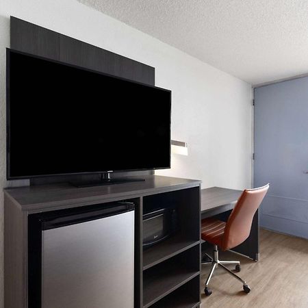Super 8 By Wyndham Riverside Al Экстерьер фото