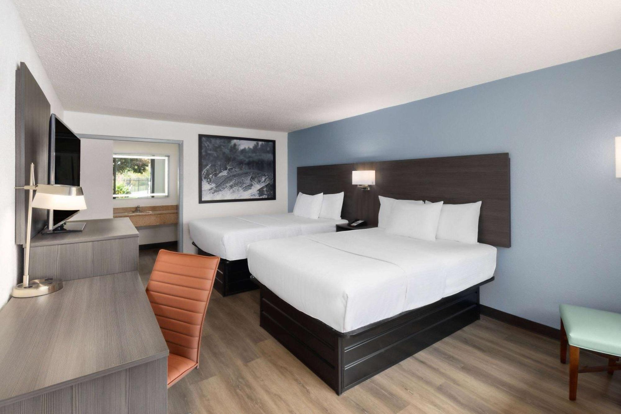 Super 8 By Wyndham Riverside Al Экстерьер фото