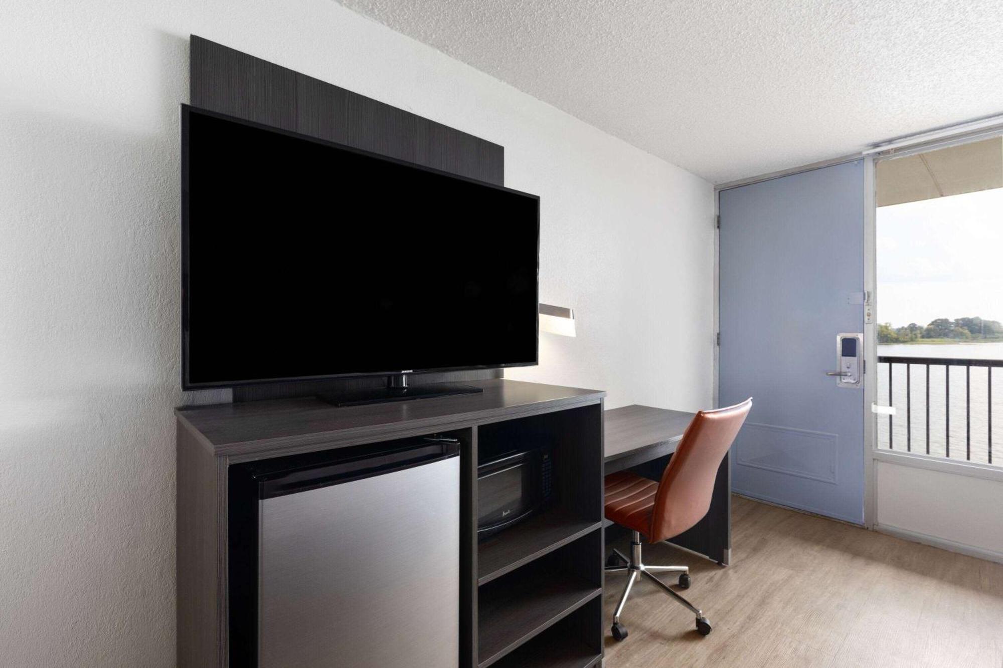 Super 8 By Wyndham Riverside Al Экстерьер фото